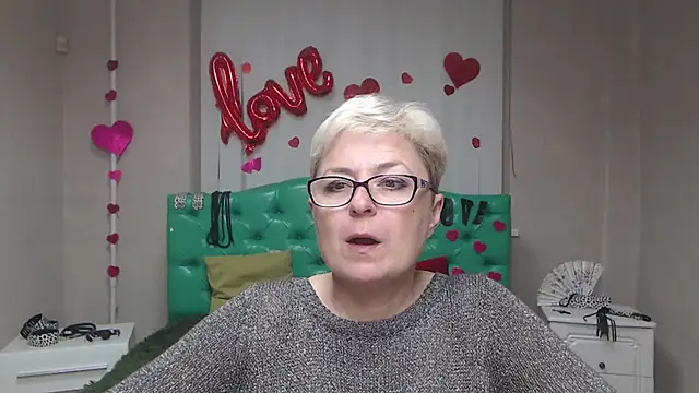 Snapshot of EmiliaGree chatting on October 8, 2025, 5:02 pm EmiliaGree online show from October 8, 2025, 5:02 pm