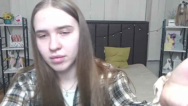 LauraHlot online show from September 17, 2025, 6:32 pm