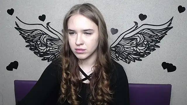 LauraHlot online show from April 15, 2026, 5:46 am