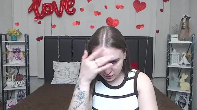 LauraHlot online show from May 24, 2026, 5:24 pm