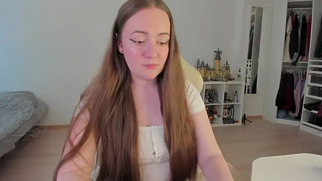 WalkingGirl online show from June 22, 2026, 1:08 pm