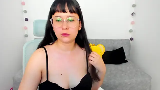 Snapshot of Sofiskies chatting on November 6, 2025, 12:58 am Sofiskies online show from November 6, 2025, 12:58 am