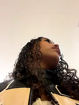 MarieLeon online show from December 16, 2025, 8:46 pm