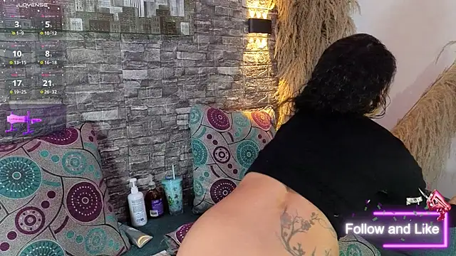 anellejones online show from October 9, 2025, 4:02 am