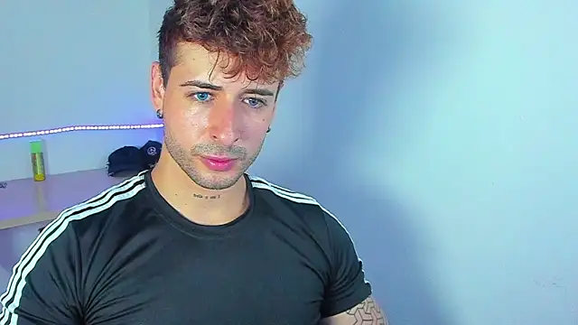 Snapshot of Ares_blue chatting on November 3, 2025, 1:26 pm Ares blue online show from November 3, 2025, 1:26 pm