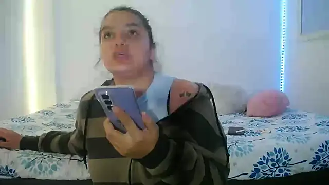 Snapshot of Laurenkenner_ chatting on February 13, 2025, 4:17 pm Laurenkenner online show from February 13, 2025, 4:17 pm