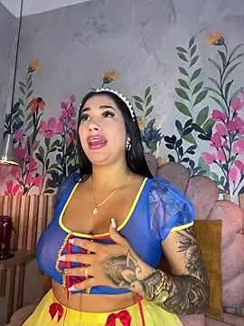 kiim taaylor online show from October 13, 2025, 1:02 pm