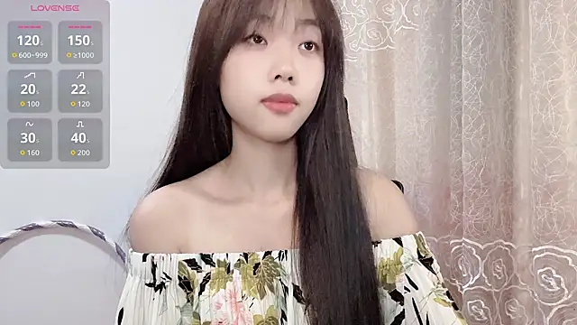 Snapshot of Lvy--v chatting on October 6, 2025, 10:43 pm Lvy--v online show from October 6, 2025, 10:43 pm