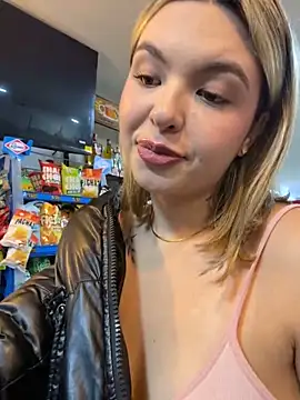 Snapshot of Odett_ chatting on October 15, 2025, 2:43 am Odett online show from October 15, 2025, 2:43 am