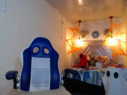 Snapshot of alexa-cooper- chatting on October 18, 2025, 2:41 pm alexa-cooper- online show from October 18, 2025, 2:41 pm