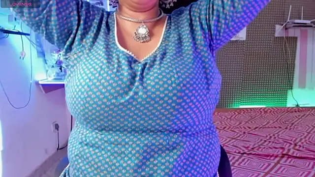 Snapshot of Gulabi_Queen chatting on March 1, 2025, 6:46 am Gulabi Queen online show from March 1, 2025, 6:46 am