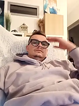 GLouglou19 online show from October 2, 2025, 9:29 pm