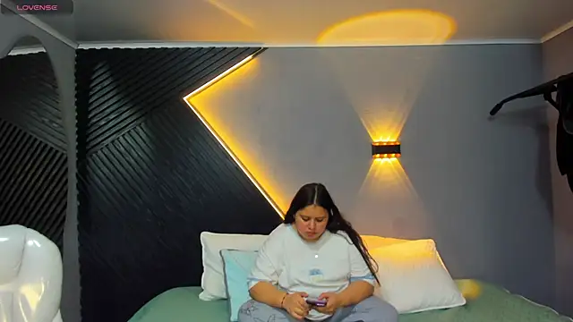 Laia and Aloby online show from April 9, 2026, 10:27 pm