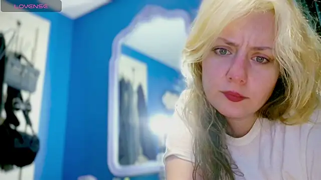 Snapshot of SkarlettRose96 chatting on November 18, 2025, 12:19 pm SkarlettRose96 online show from November 18, 2025, 12:19 pm