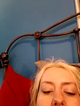 Snapshot of SkarlettRose96 chatting on November 19, 2025, 1:44 pm SkarlettRose96 online show from November 19, 2025, 1:44 pm