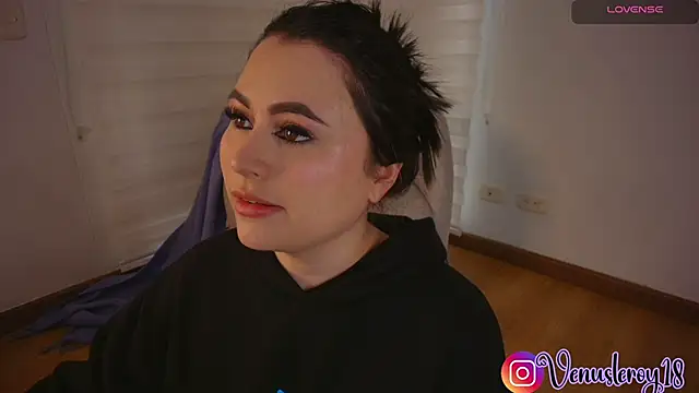 venusleroy  online show from October 21, 2025, 9:47 pm