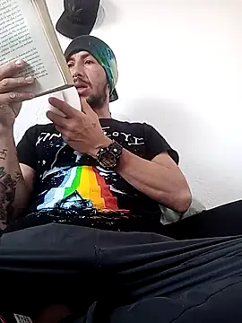 Gatohot23 online show from February 19, 2025, 1:28 pm