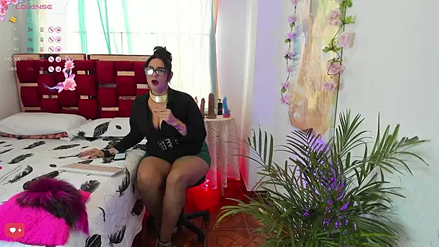 Snapshot of Venus_R0se chatting on February 5, 2025, 12:06 pm Venus R0se online show from February 5, 2025, 12:06 pm