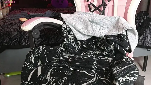 Snapshot of Devil_s_bride chatting on April 2, 2026, 3:51 pm Devil s bride online show from April 2, 2026, 3:51 pm