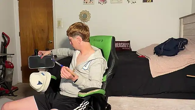 twentywithafelonyy online show from November 12, 2025, 4:11 pm