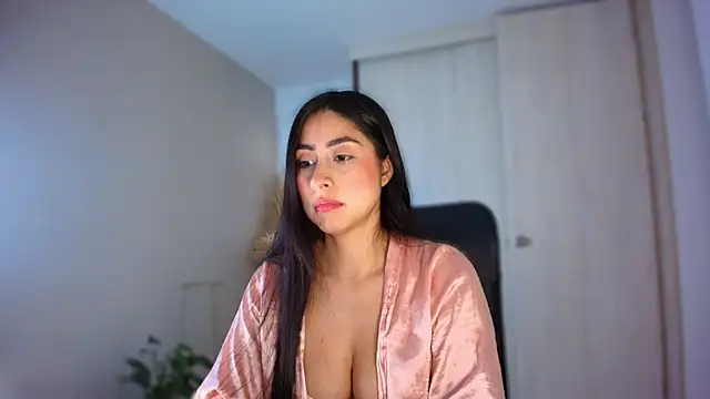 auroracaruso11 online show from June 10, 2026, 7:48 pm