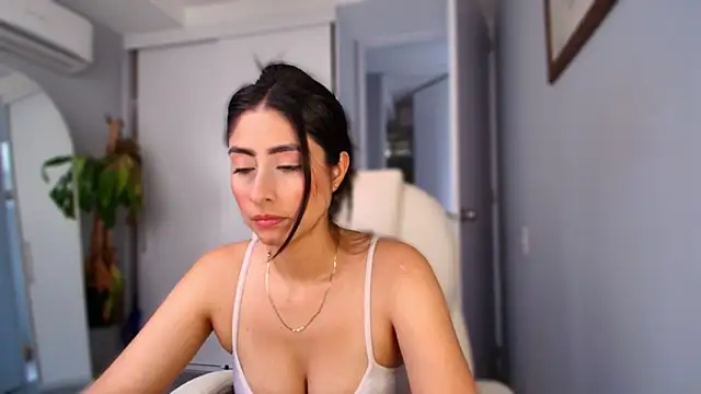 auroracaruso11 online show from October 21, 2025, 8:19 pm