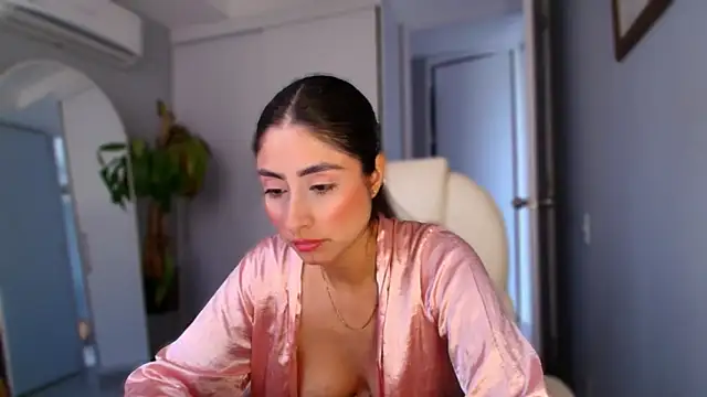 auroracaruso11 online show from October 9, 2025, 9:37 pm