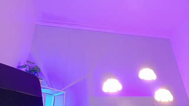 ParisFox  online show from April 6, 2026, 8:21 pm