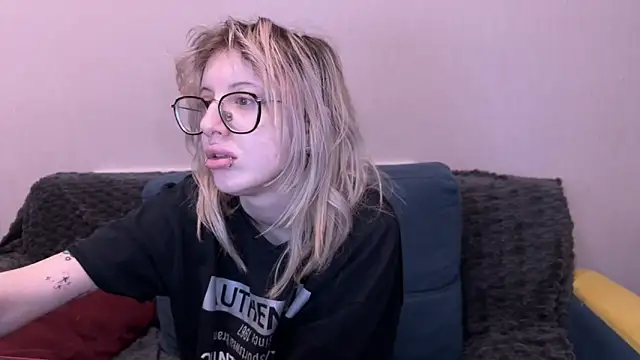 moundliicht1 online show from October 29, 2025, 8:30 pm