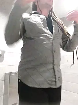 Snapshot of QcMisterv13 chatting on November 11, 2025, 8:25 pm QcMisterv13 online show from November 11, 2025, 8:25 pm