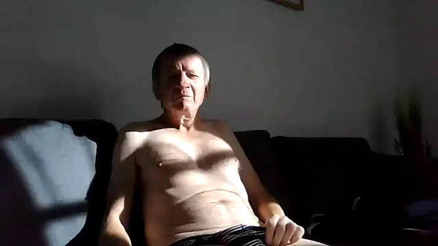 naturiste974 online show from October 13, 2025, 2:29 pm