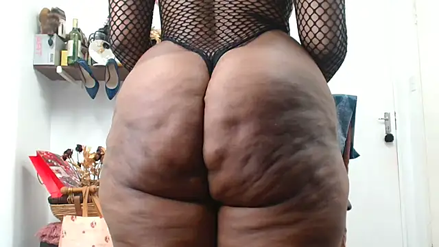 xTALLSEXYBUMx online show from May 27, 2026, 4:31 am