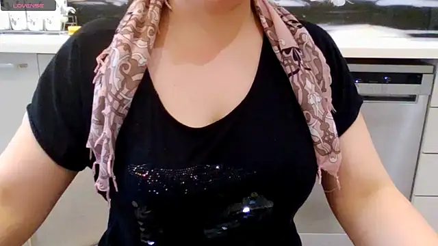 Snapshot of Erotica333 chatting on May 3, 2026, 12:31 pm Erotica333 online show from May 3, 2026, 12:31 pm