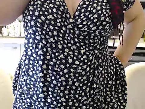 Snapshot of Erotica333 chatting on March 14, 2025, 2:08 pm Erotica333 online show from March 14, 2025, 2:08 pm