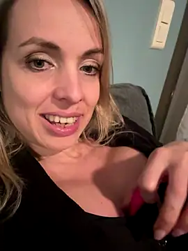 Snapshot of Annelibre chatting on November 26, 2025, 8:42 pm Annelibre online show from November 26, 2025, 8:42 pm