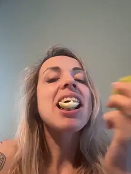 Snapshot of Annelibre chatting on November 22, 2025, 6:45 am Annelibre online show from November 22, 2025, 6:45 am