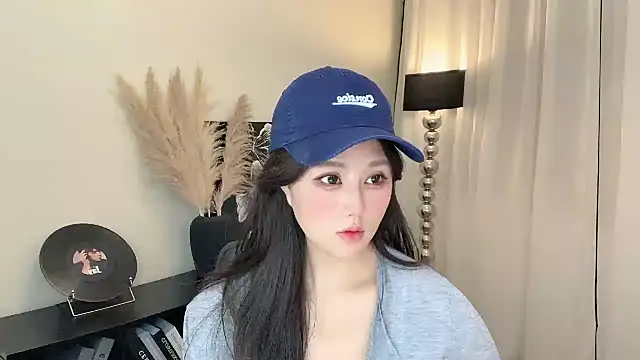 Snapshot of Strawberrybabyy1 chatting on March 17, 2025, 2:01 pm Strawberrybabyy1 online show from March 17, 2025, 2:01 pm