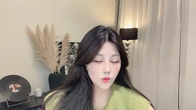 Snapshot of Strawberrybabyy1 chatting on March 7, 2025, 1:40 pm Strawberrybabyy1 online show from March 7, 2025, 1:40 pm
