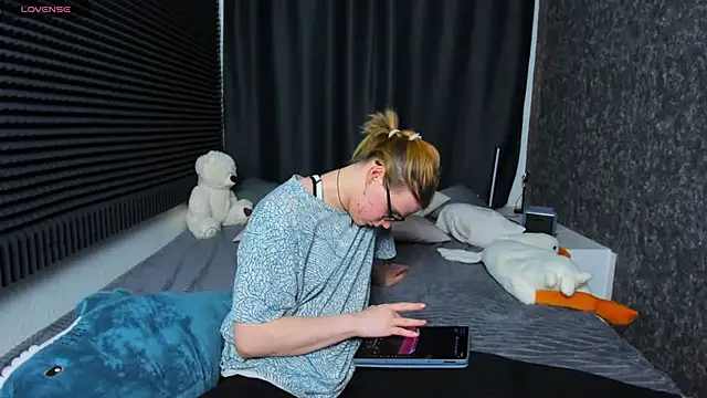 KIKI Krash online show from March 21, 2025, 1:23 pm