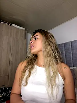 ZoeJohnsoon online show from October 16, 2025, 4:26 pm