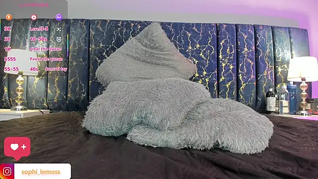 Sophia Lemos online show from November 11, 2025, 2:01 pm