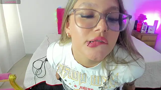 SofiaJoness  online show from March 11, 2025, 9:15 pm