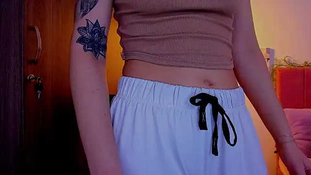 Snapshot of Charlee_pink chatting on March 20, 2026, 3:40 am Charlee pink online show from March 20, 2026, 3:40 am