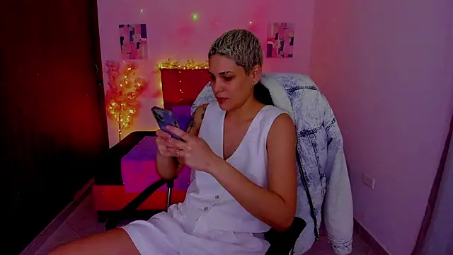 Snapshot of Charlee_pink chatting on October 4, 2025, 10:55 pm Charlee pink online show from October 4, 2025, 10:55 pm