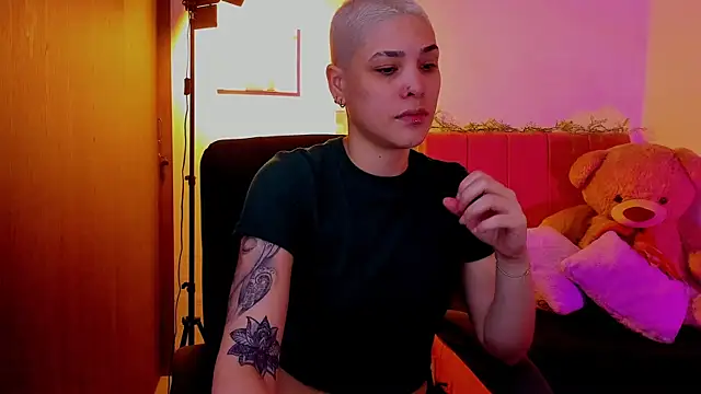 Snapshot of Charlee_pink chatting on April 3, 2026, 6:58 pm Charlee pink online show from April 3, 2026, 6:58 pm