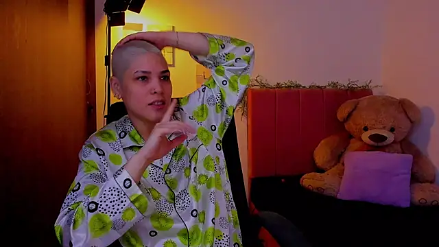 Snapshot of Charlee_pink chatting on April 4, 2026, 1:39 pm Charlee pink online show from April 4, 2026, 1:39 pm