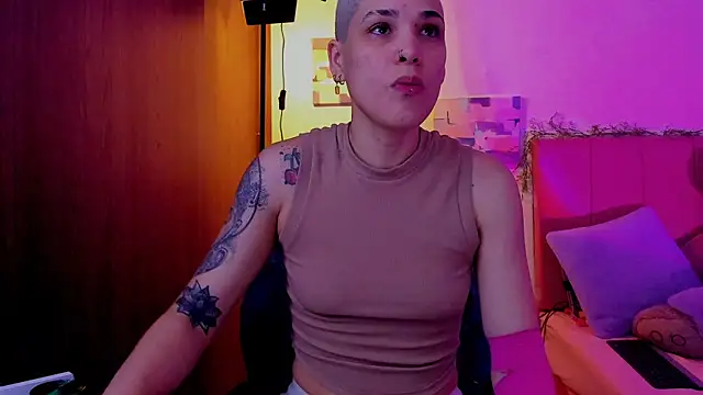 Snapshot of Charlee_pink chatting on March 22, 2026, 8:32 pm Charlee pink online show from March 22, 2026, 8:32 pm