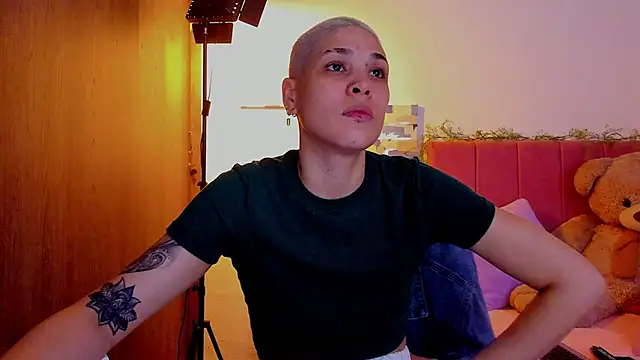 Snapshot of Charlee_pink chatting on March 21, 2026, 8:24 pm Charlee pink online show from March 21, 2026, 8:24 pm