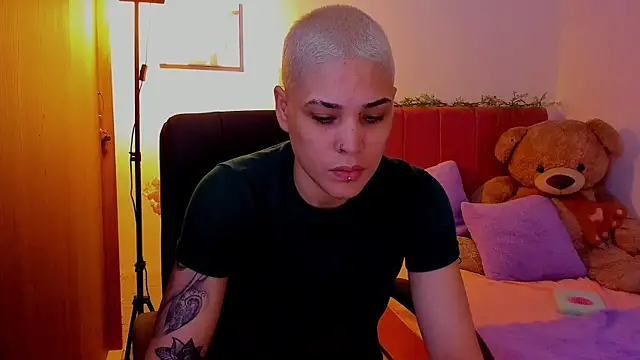 Snapshot of Charlee_pink chatting on April 1, 2026, 5:21 pm Charlee pink online show from April 1, 2026, 5:21 pm