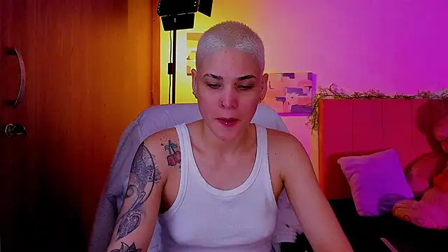 Snapshot of Charlee_pink chatting on April 7, 2026, 12:18 pm Charlee pink online show from April 7, 2026, 12:18 pm